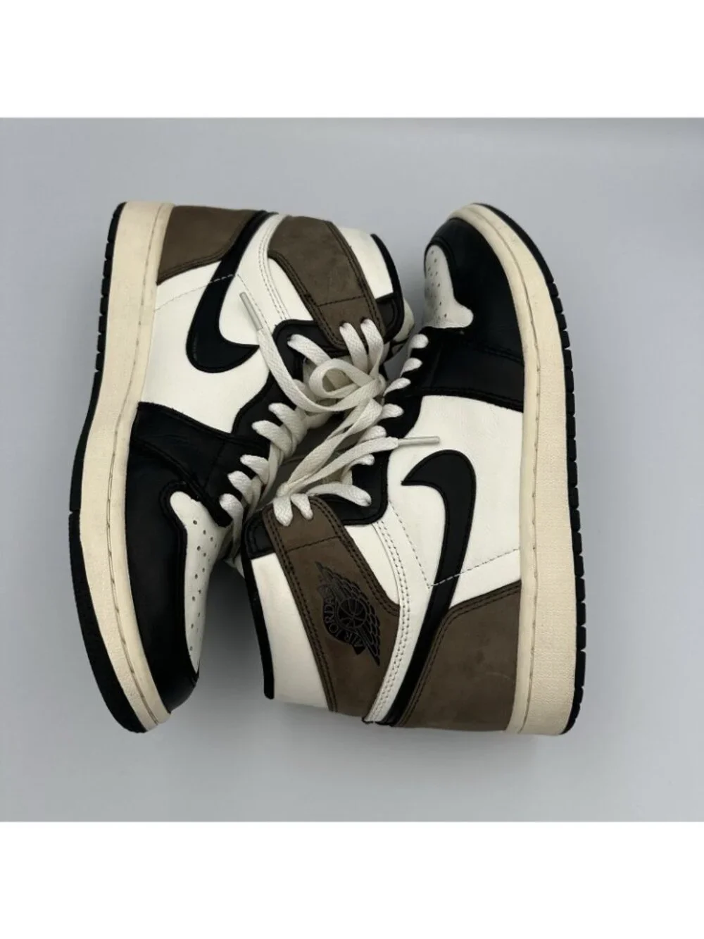 Nike Air Jordan 1 Retro Men’s Size 9 US White High Sneakers 555088-105
